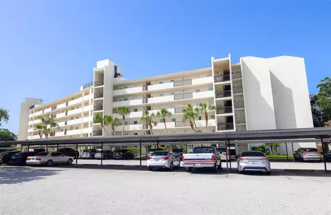 225 Country Club Dr #1404, Largo, FL 33771