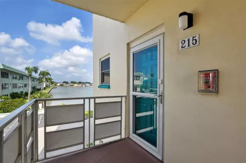 2960 59th St S #215, Gulfport, FL 33707