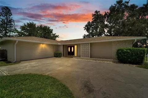 12075 7th St E, Treasure Island, FL 33706