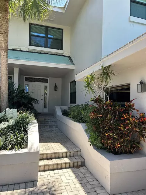 1676 Watermark Cir NE, Saint Petersburg, FL 33702