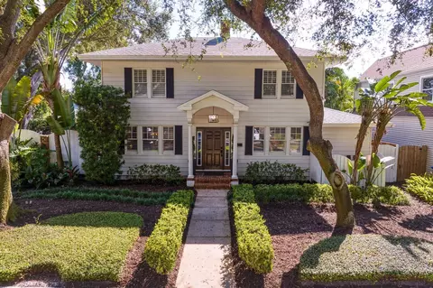 2365 Woodlawn Cir E, Saint Petersburg, FL 33704