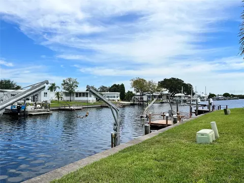 351 Mount Isle Ave NE #403, Saint Petersburg, FL 33702