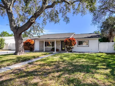 571 Lentz Rd, Belleair Bluffs, FL 33770