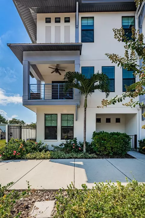 306 8th St S, Saint Petersburg, FL 33701