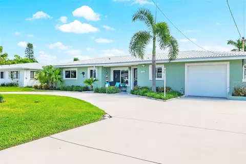 9452 Treasure Ln NE, Saint Petersburg, FL 33702