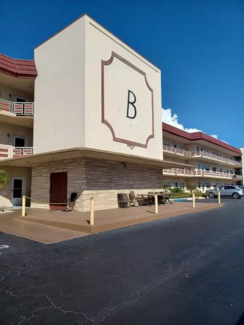 3010 59th St S #310, Gulfport, FL 33707