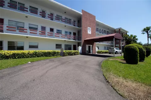 955 51st St N #106, Saint Petersburg, FL 33710