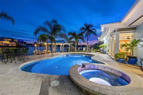 461 Palm Is SE, Clearwater Beach, FL 33767