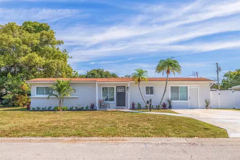 6913 Meadowlawn Dr N, Saint Petersburg, FL 33702