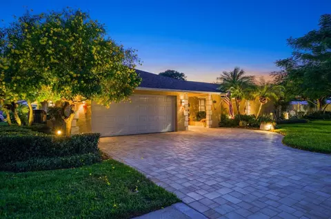 3201 Bluffs Dr, Largo, FL 33770