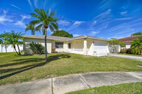 9408 Anne Ct, Seminole, FL 33776