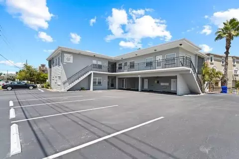 11701 1st St E #5, Treasure Island, FL 33706