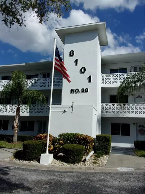 8101 113th St #305, Seminole, FL 33772