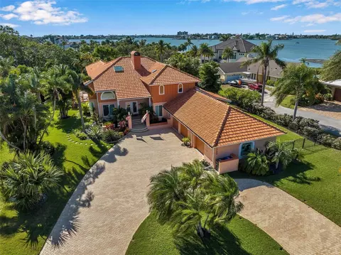 2330 Kings Point Dr, Largo, FL 33774