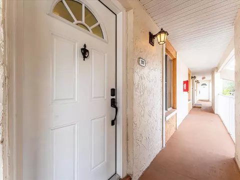 654 100th Ave N #203, Saint Petersburg, FL 33702