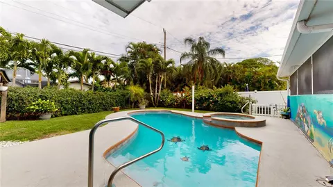 9031 Bay St NE, Saint Petersburg, FL 33702