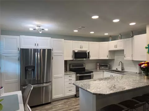 4050 4th St N #211, Saint Petersburg, FL 33703