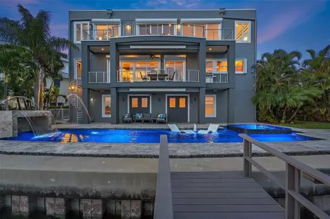 16004 5th St E, Redington Beach, FL 33708