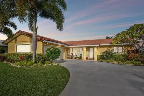 11805 6th St E, Treasure Island, FL 33706