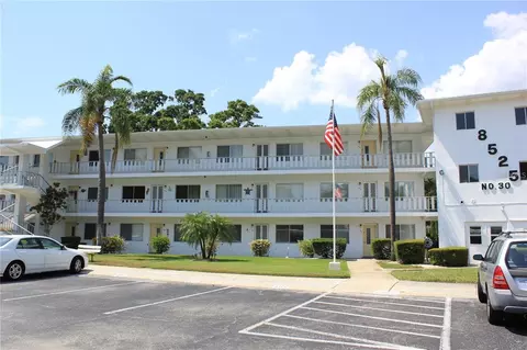 8525 111th St #207, Seminole, FL 33772