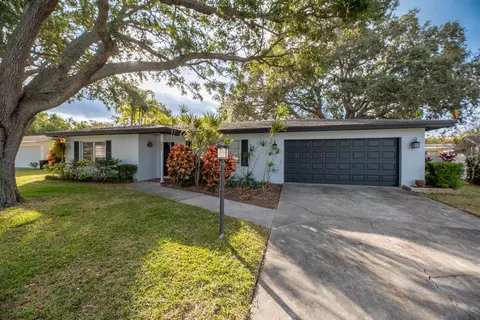 3046 Del Rio Dr, Belleair Bluffs, FL 33770