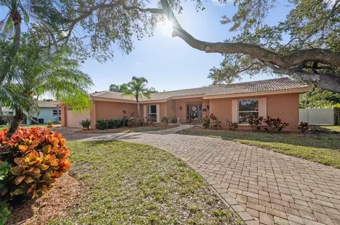 813 Allamanda Dr, Largo, FL 33770