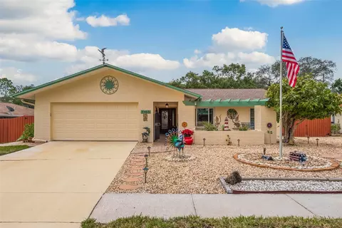 1105 Beaver Dr, Tarpon Springs, FL 34689