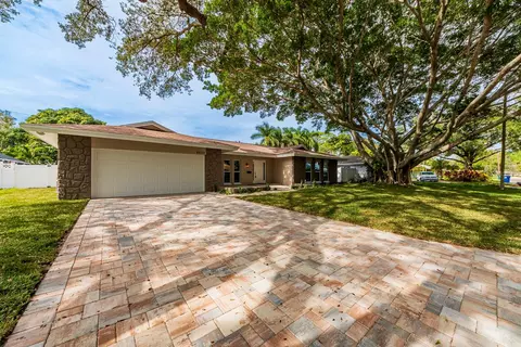 8650 15th St N, Saint Petersburg, FL 33702