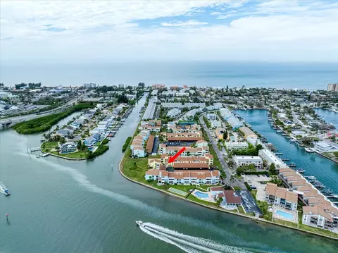 1 Windrush Blvd #17, Indian Rocks Beach, FL 33785