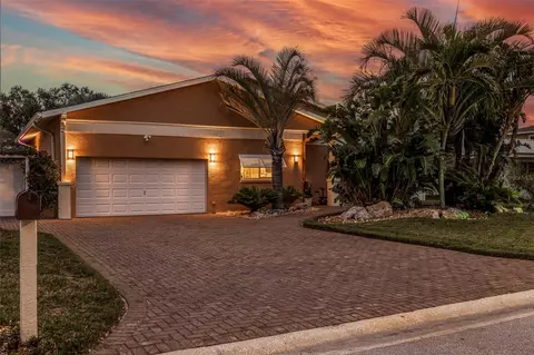 10206 3rd St E, Treasure Island, FL 33706