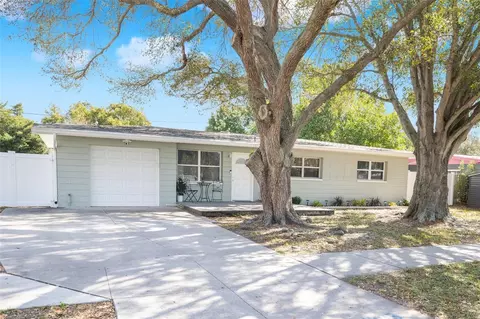 8095 Nightingale Ln, Seminole, FL 33777