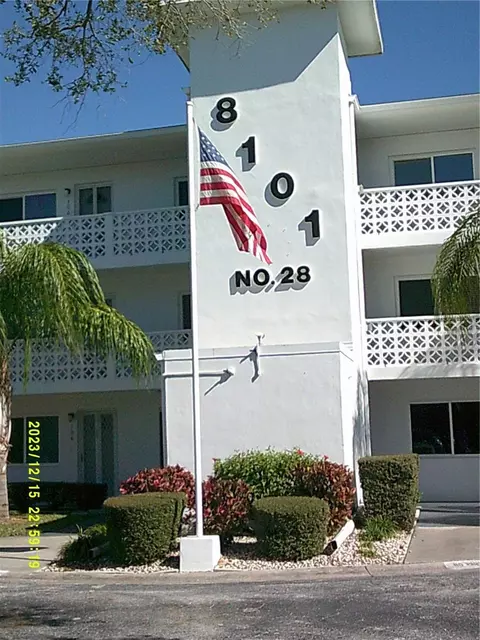 8101 113th St #203, Seminole, FL 33772