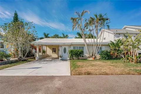 17702 1st St E, Redington Shores, FL 33708