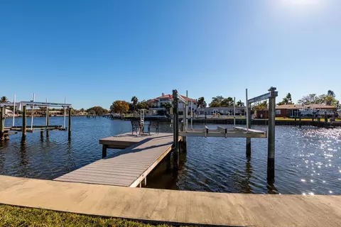 9498 Sun Isle Dr NE, Saint Petersburg, FL 33702