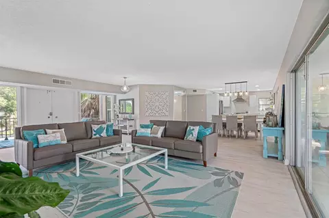 24 Country Club Dr, Largo, FL 33771