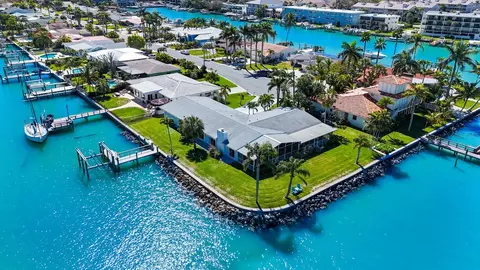 12555 4th St E, Treasure Island, FL 33706