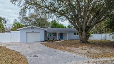 2133 Country Club Ct N, Saint Petersburg, FL 33710