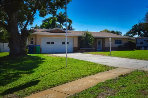 9127 Lynwood Dr, Seminole, FL 33772