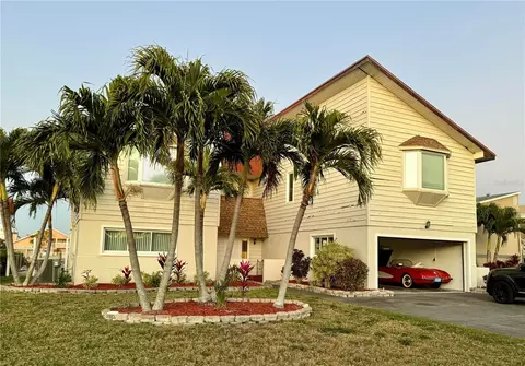 11285 5th St E, Treasure Island, FL 33706