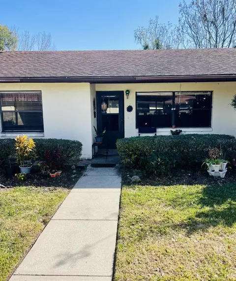 12422 Clubhouse Ct, Tavares, FL 32778