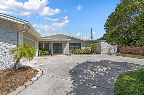 9519 Commodore Dr, Seminole, FL 33776