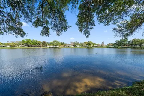 2712 Leslee Lake Dr N, Saint Petersburg, FL 33713