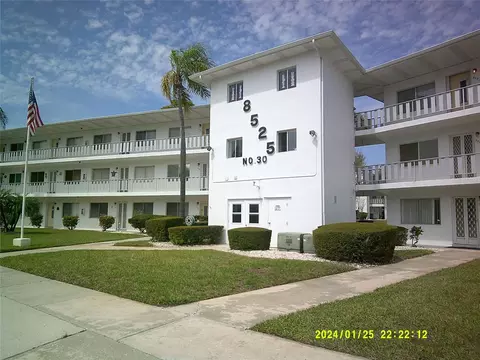 8525 111th St #103, Seminole, FL 33772