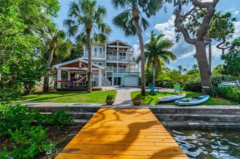 1542 Riverside Dr, Tarpon Springs, FL 34689