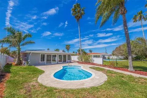 11445 6th St E, Treasure Island, FL 33706