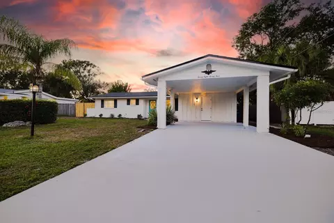 2824 Woodcrest Dr, Sarasota, FL 34239