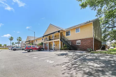 200 Country Club Dr #706, Largo, FL 33771