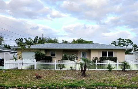 8899 109th St, Seminole, FL 33772