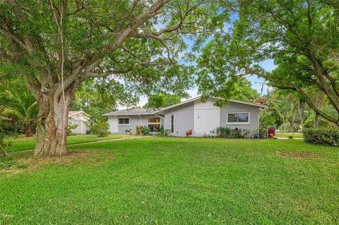 2484 Granada Cir W, Saint Petersburg, FL 33712
