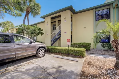 6033 113th St #212, Seminole, FL 33772
